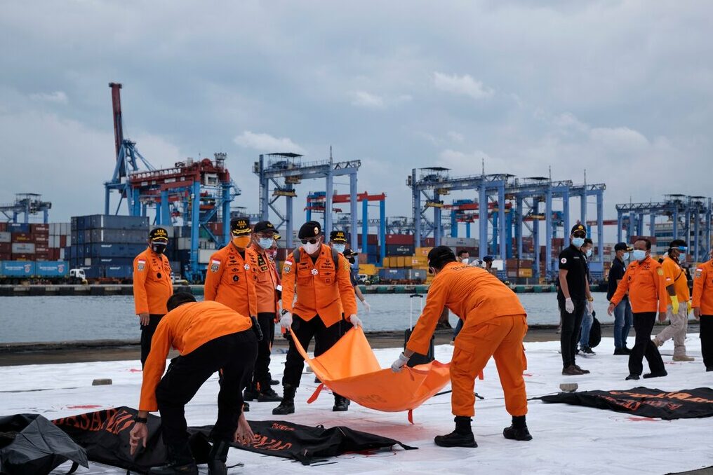 Indonesia police recovers body parts and clothes from Boeing 737 occupants