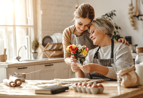 5 Beautiful Indoor Flowers to Gift Your Mom
