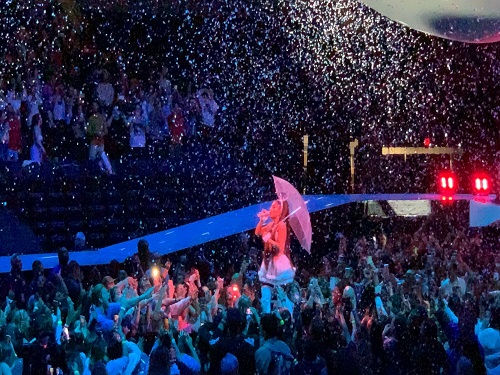 Excited fans at an Ariana Grande concert