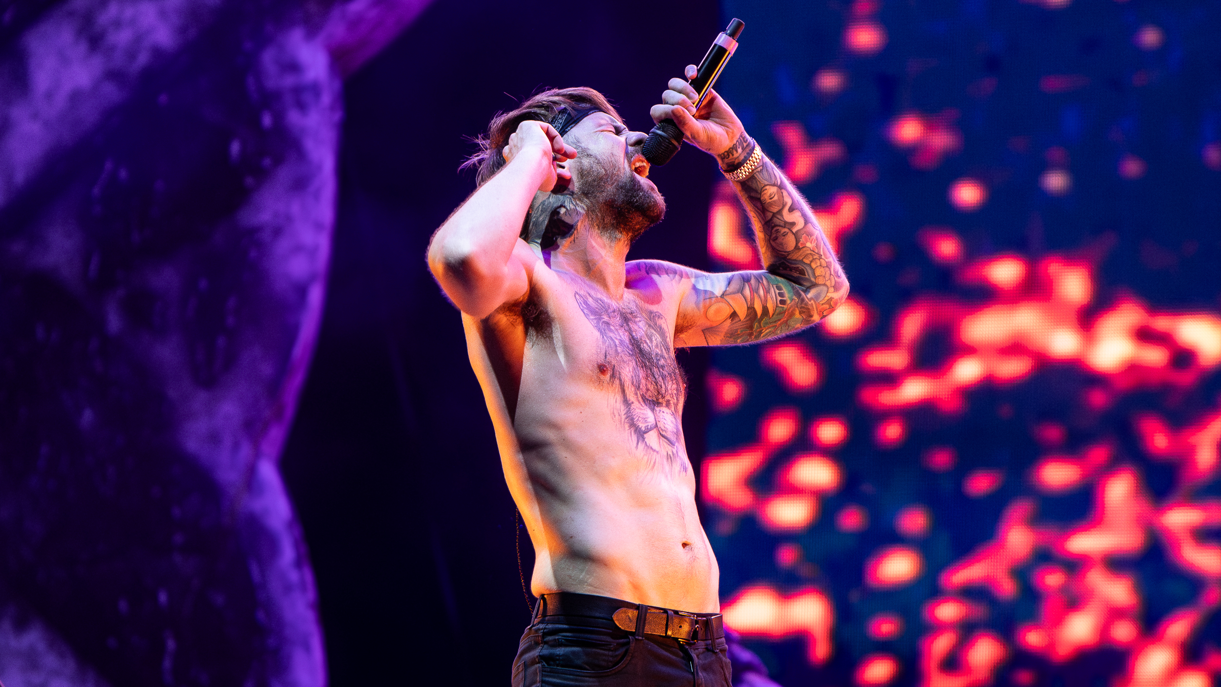 Caleb Shomo performing with Beartooth on stage