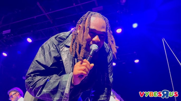 BNXN live performance on stage
