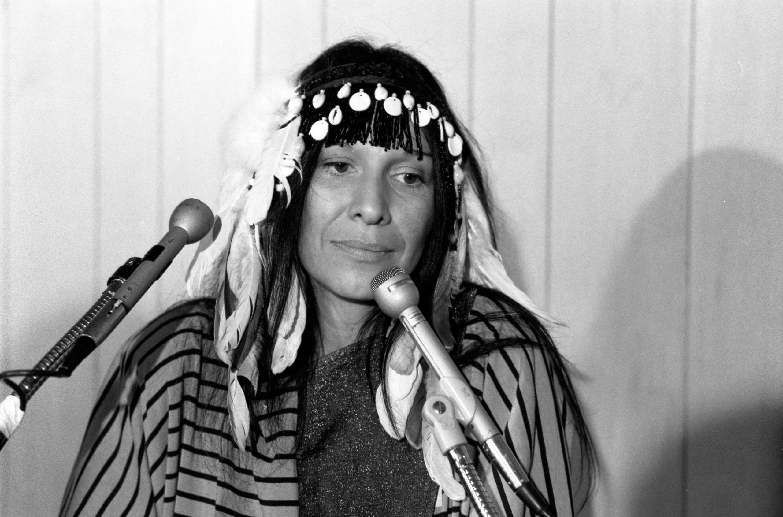 Buffy Sainte-Marie speaking at Indigenous rights event