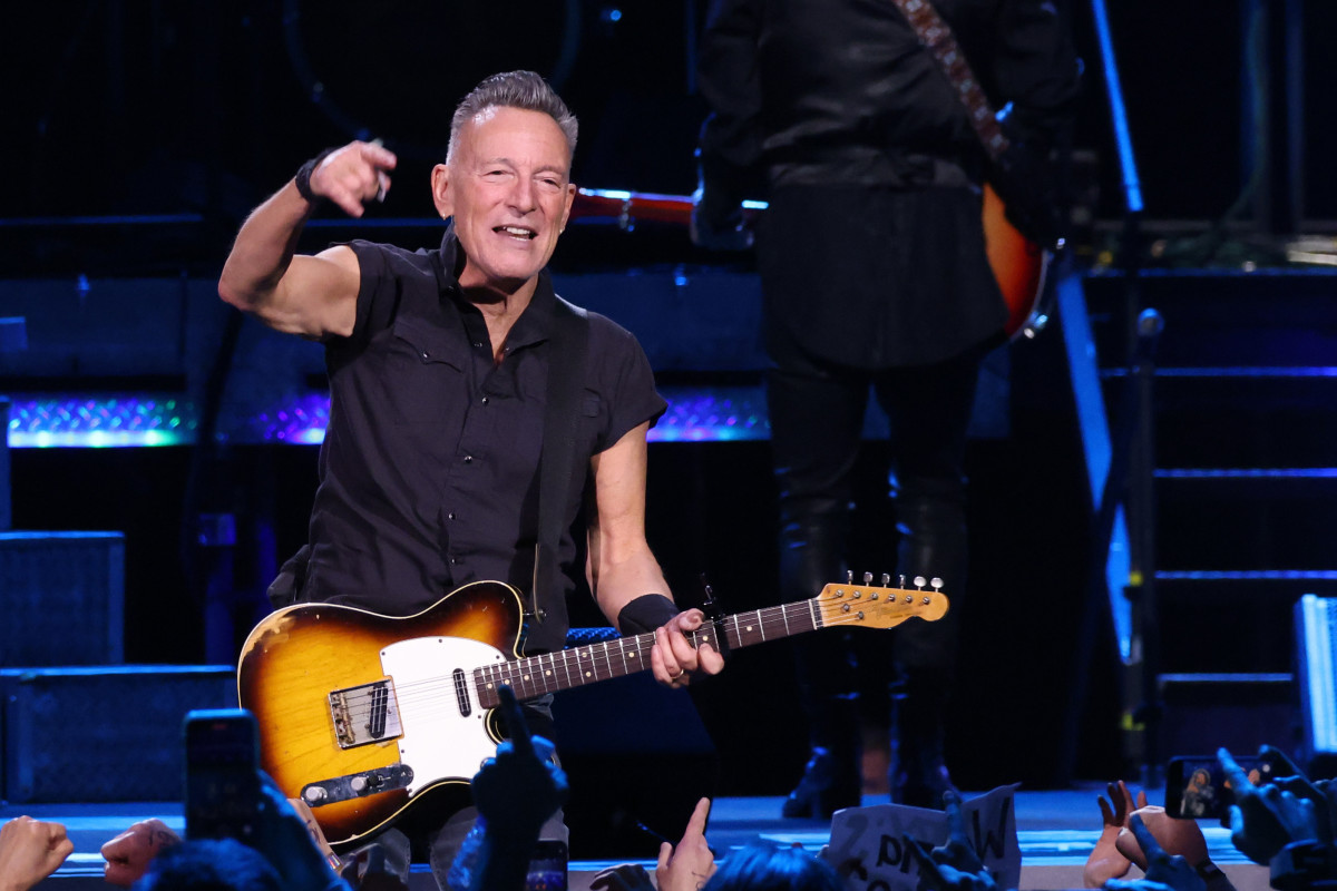 Bruce Springsteen Delivers Heartfelt Tribute - Colbert's Comedy Legacy Under Fire