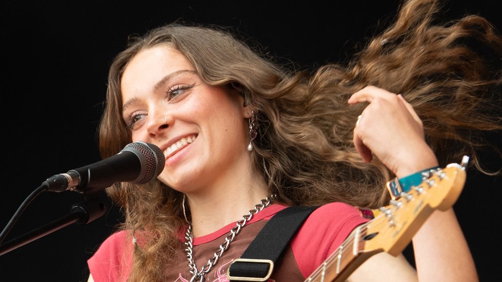 SNL UK Season 1 Finale - Holly Humberstone Brings Her Indie Sound