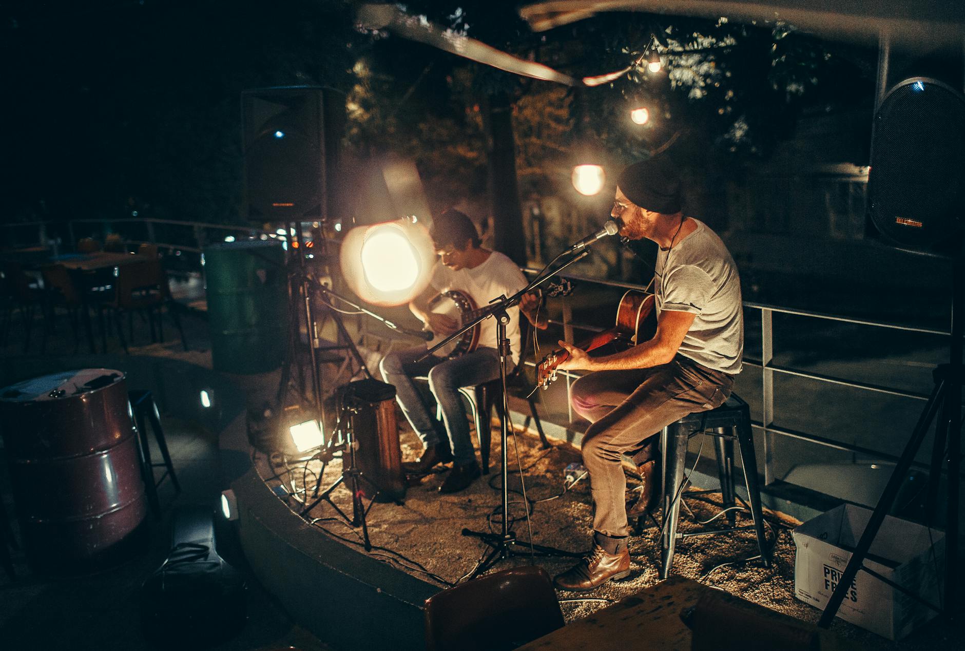 Noah Kahan performing