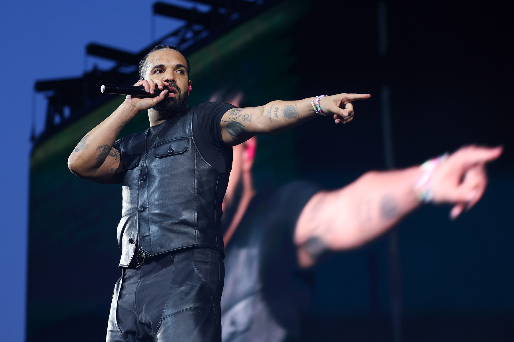 Drake 'ICEMAN' Holds Strong at - The Power of Streaming in Today's Music Landscape