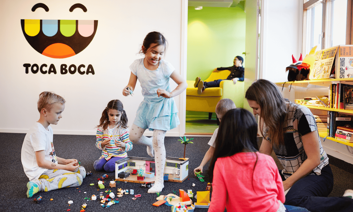 Kids playing Toca Boca World on tablets and mobile devices