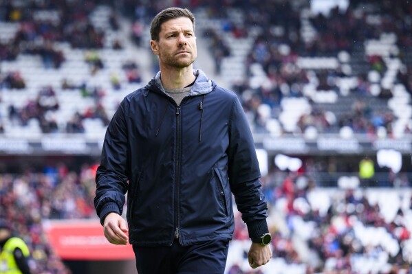 Xabi Alonso coaching Bayer Leverkusen