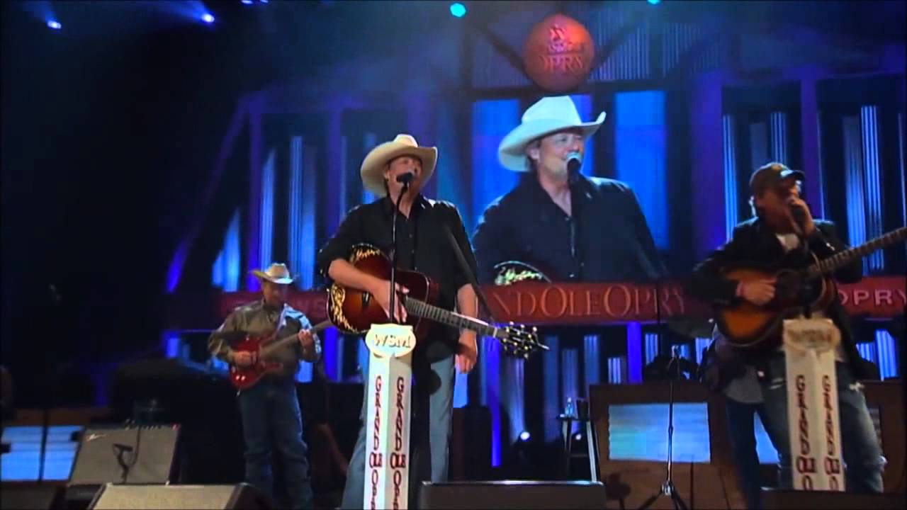 Alan Jackson performing Chattahoochee at live concert