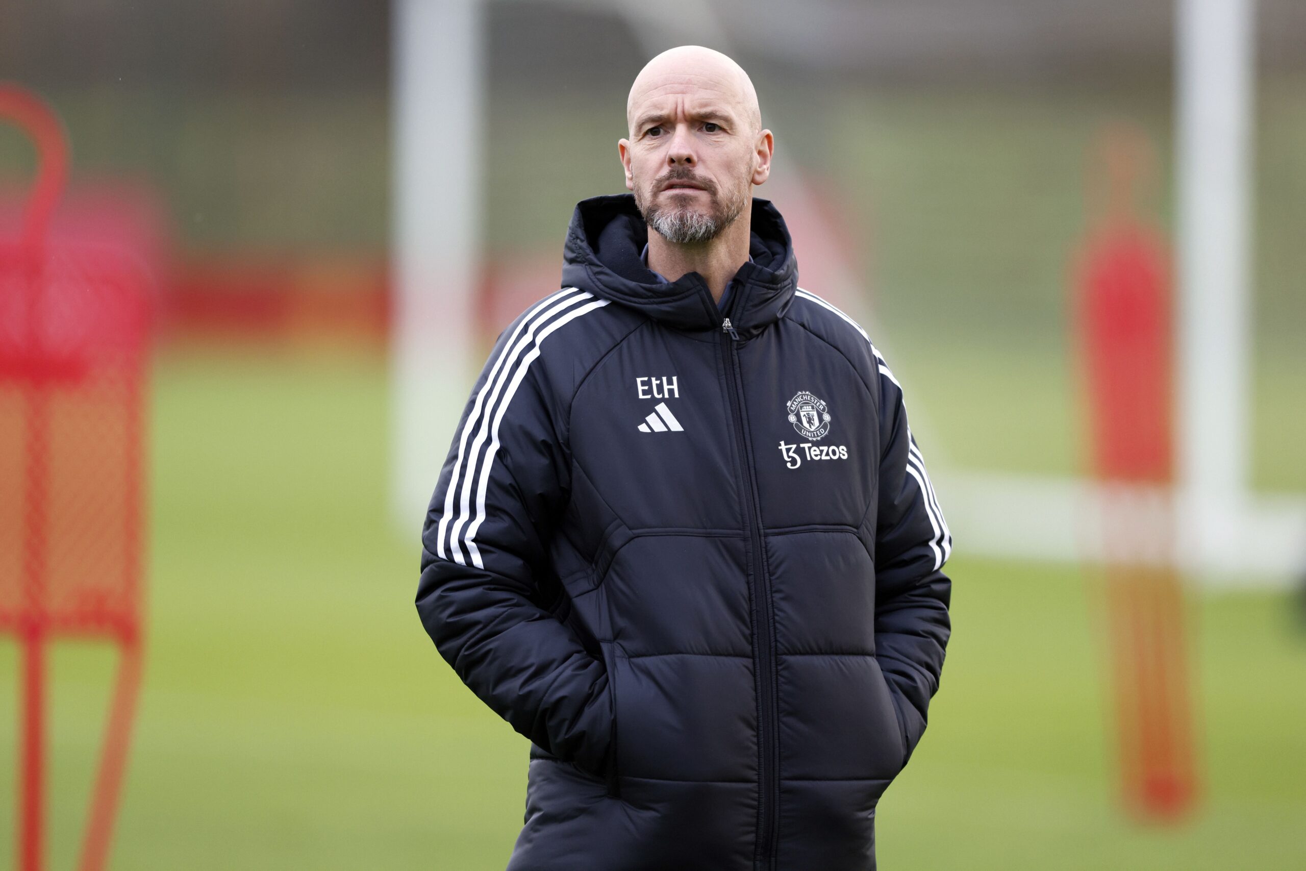 Erik ten Hag conducting Manchester United training session