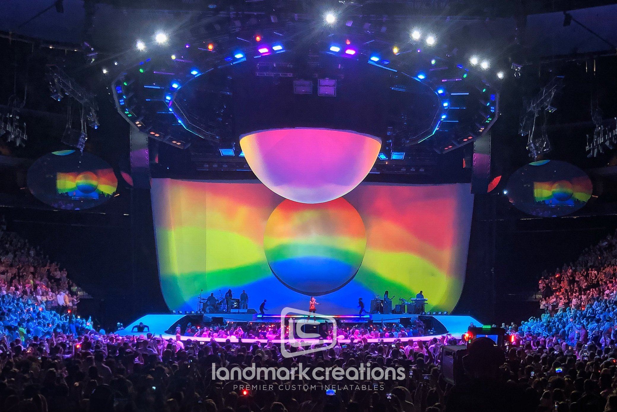 Large-scale pop concert production with elaborate staging