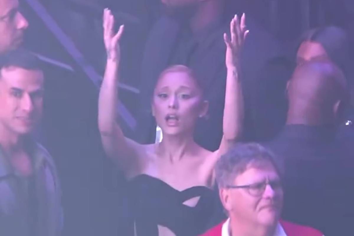 Ariana Grande fans reacting to tour news