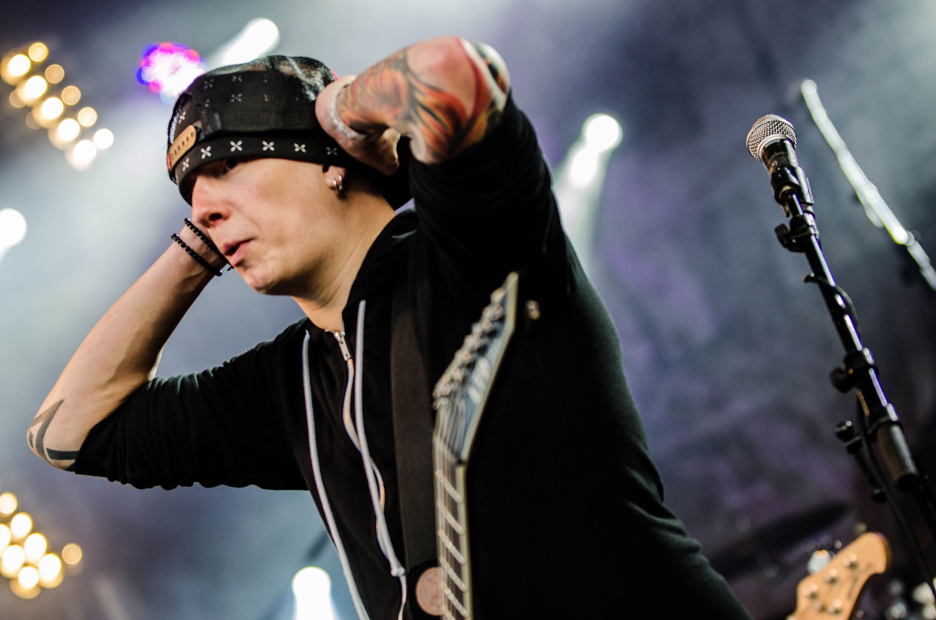 Kenny Chesney performing with Dropkick Murphys