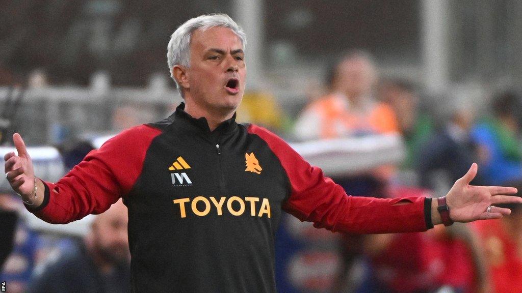 José Mourinho celebrating with AS Roma players