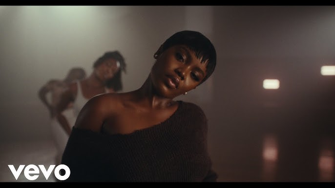 Gyakie performing soulful R&B Afropop music