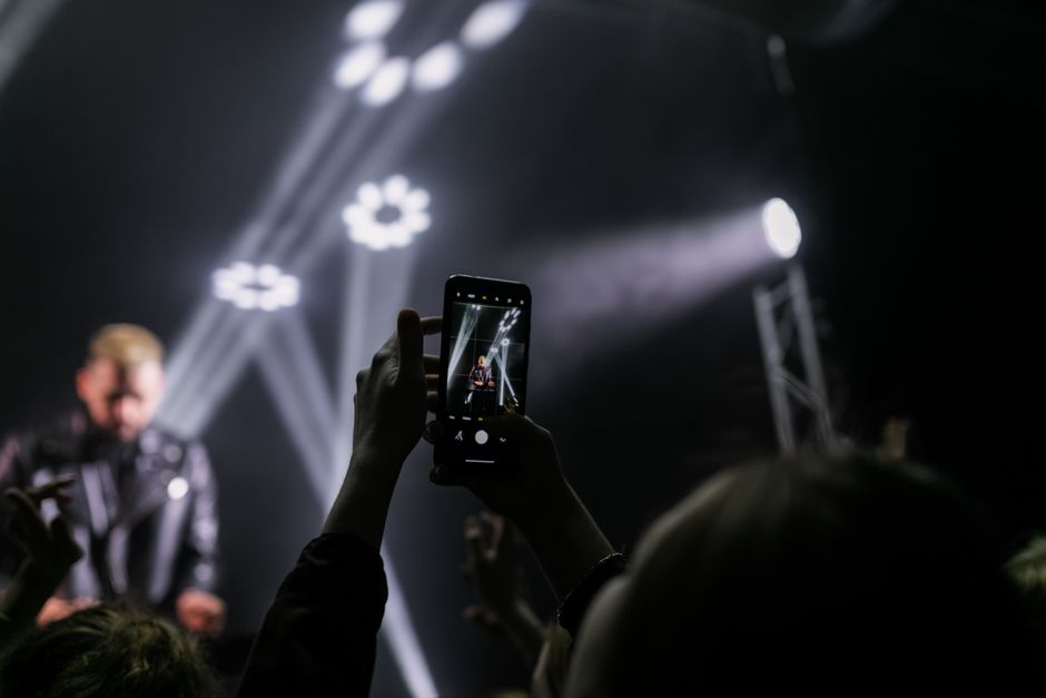 Ariana Grande Puts Fan Safety - How Fans Are Taking the News