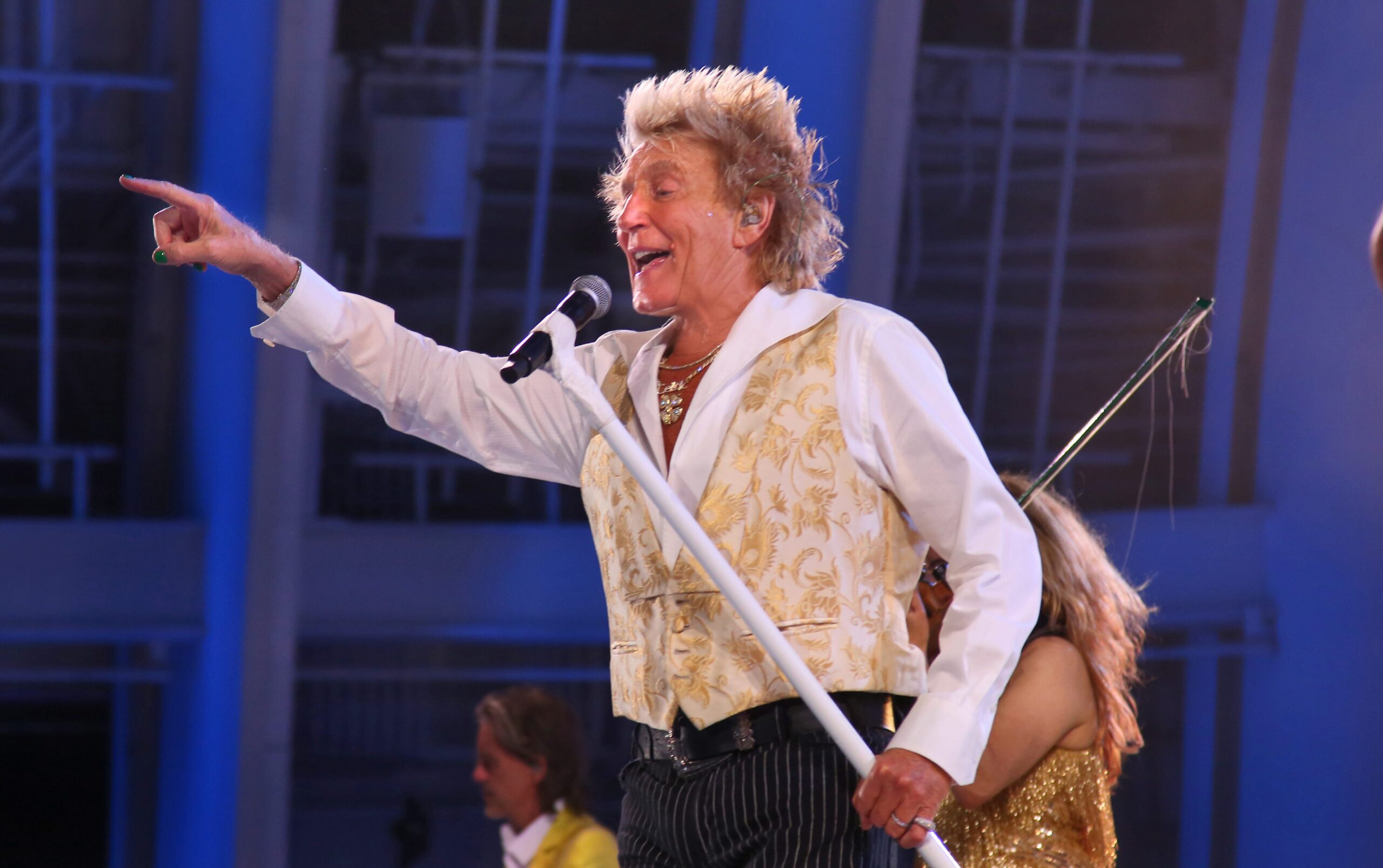 Rod Stewart Stops Mid-Concert to - How the Crowd Responded
