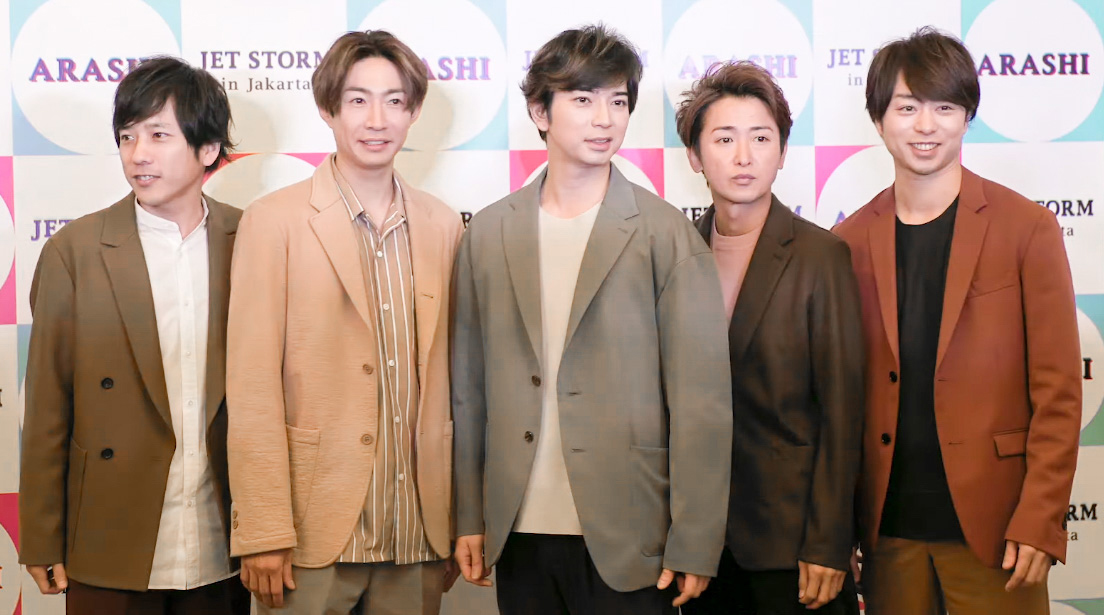 Arashi members posing together for promotional photo