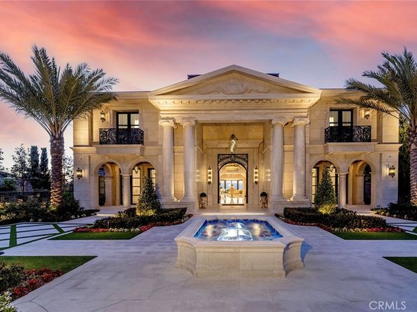 Luxury homes in Newport Beach California neighborhood