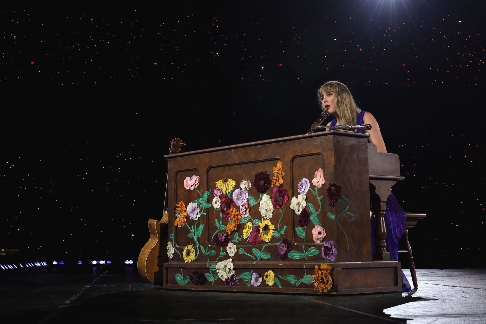 Taylor Swift making a surprise appearance on stage
