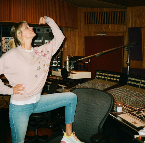 Taylor Swift in music recording studio