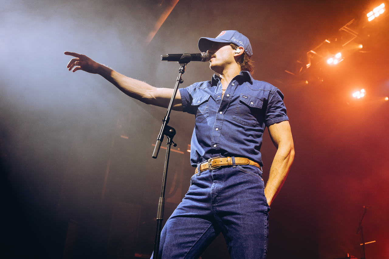 Tucker Wetmore Commands the Stage - Tucker Wetmore Takes Command of the Stage