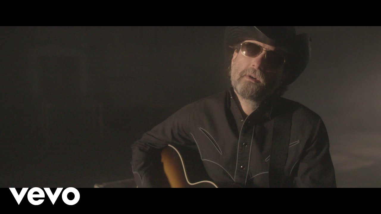 Wheeler Walker Jr performing on stage