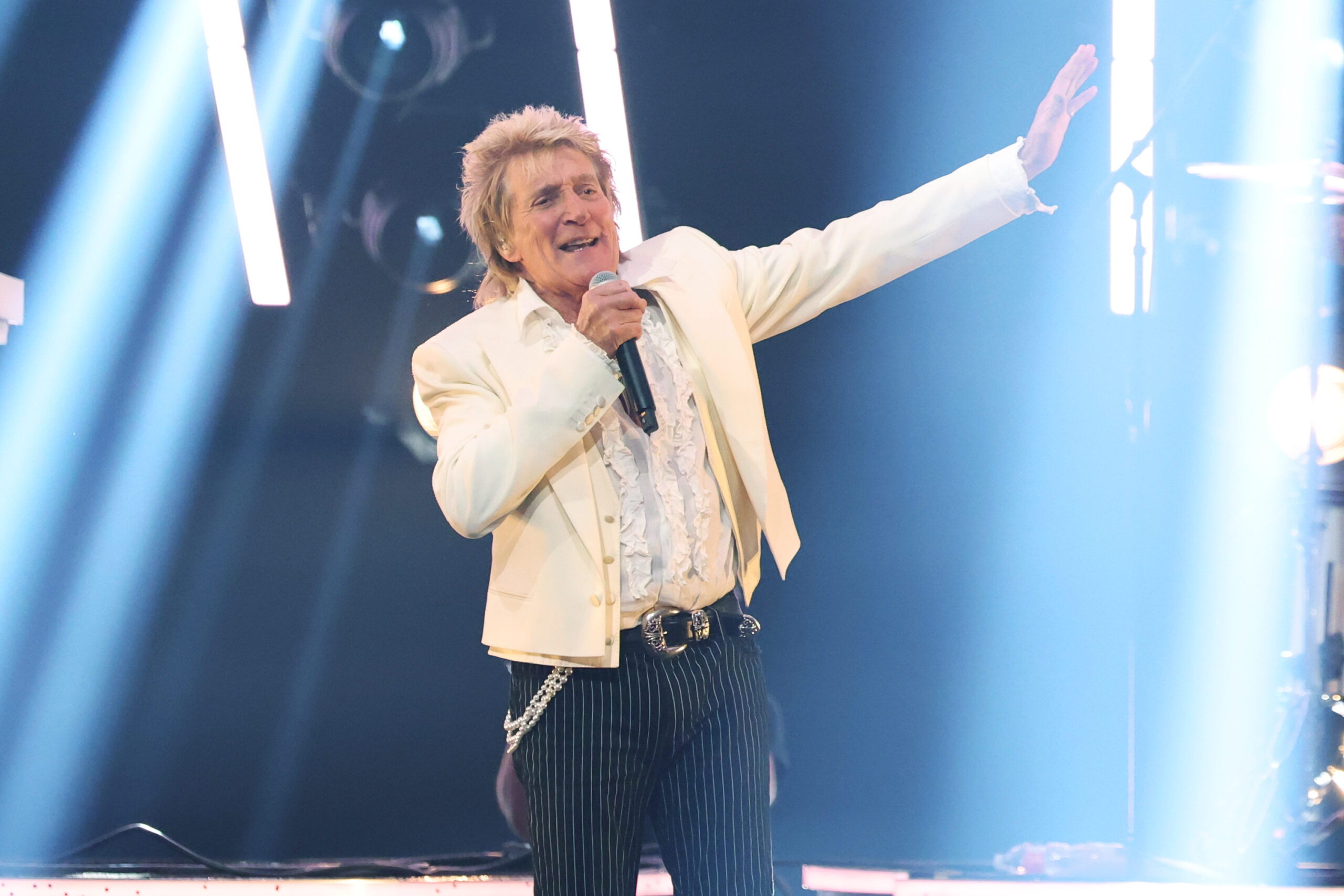 Rod Stewart Stops Mid-Concert to - Why He's Still Out There Performing at 79